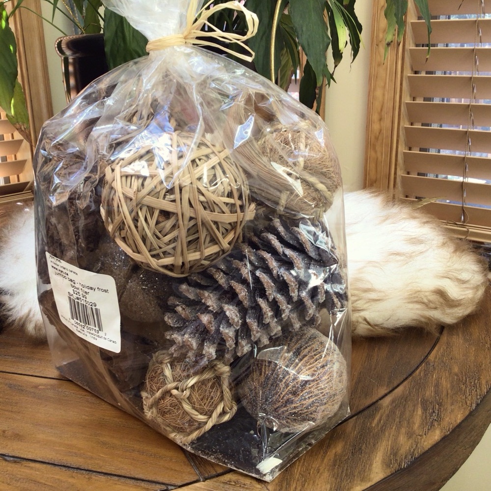 Holiday frost bowl filler. Jumbo bag. NWT.